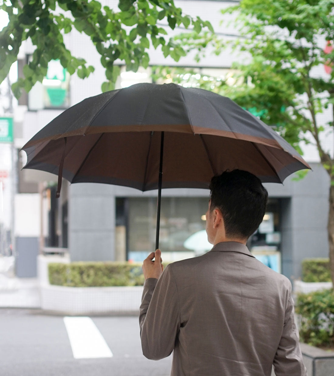 折りたたみ傘 メンズ 雨傘 淵のラインがファッションのアクセントに